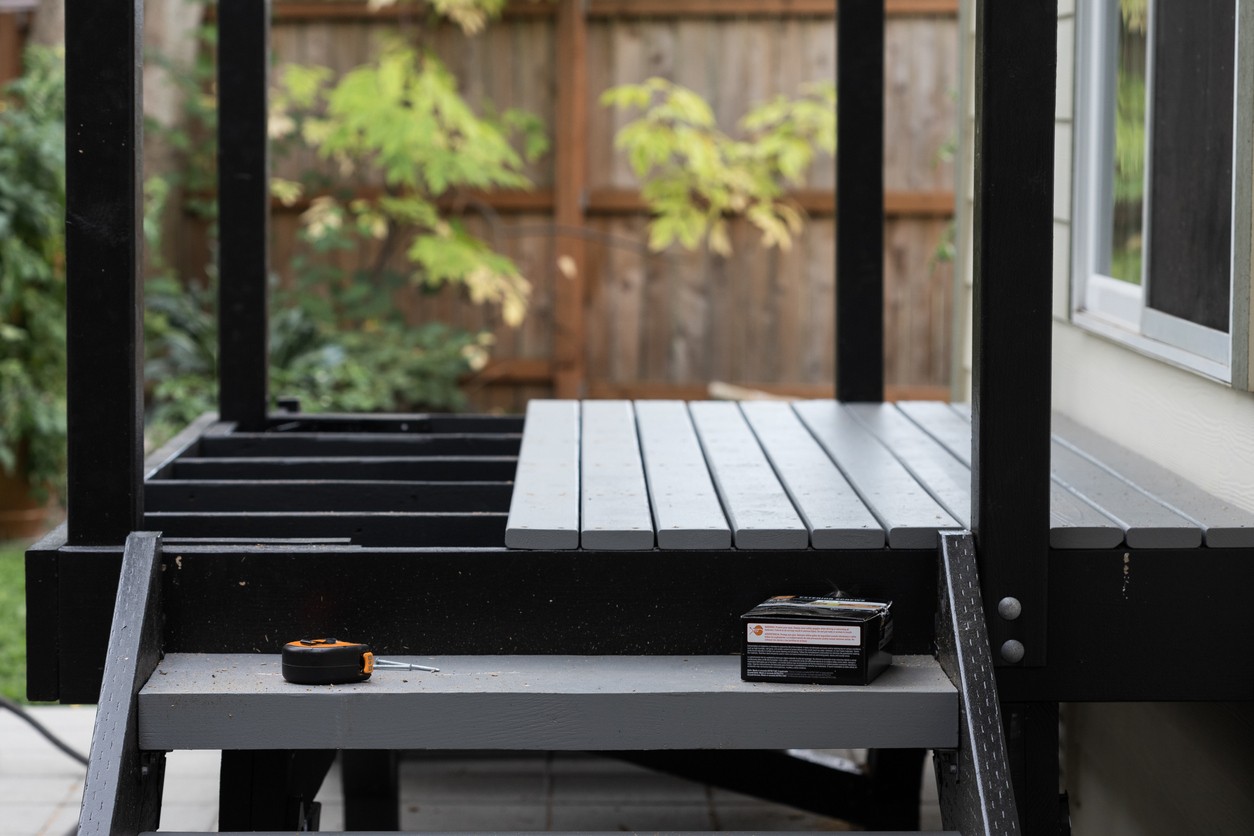 The Benefits of Hiring a Custom Deck Builder 