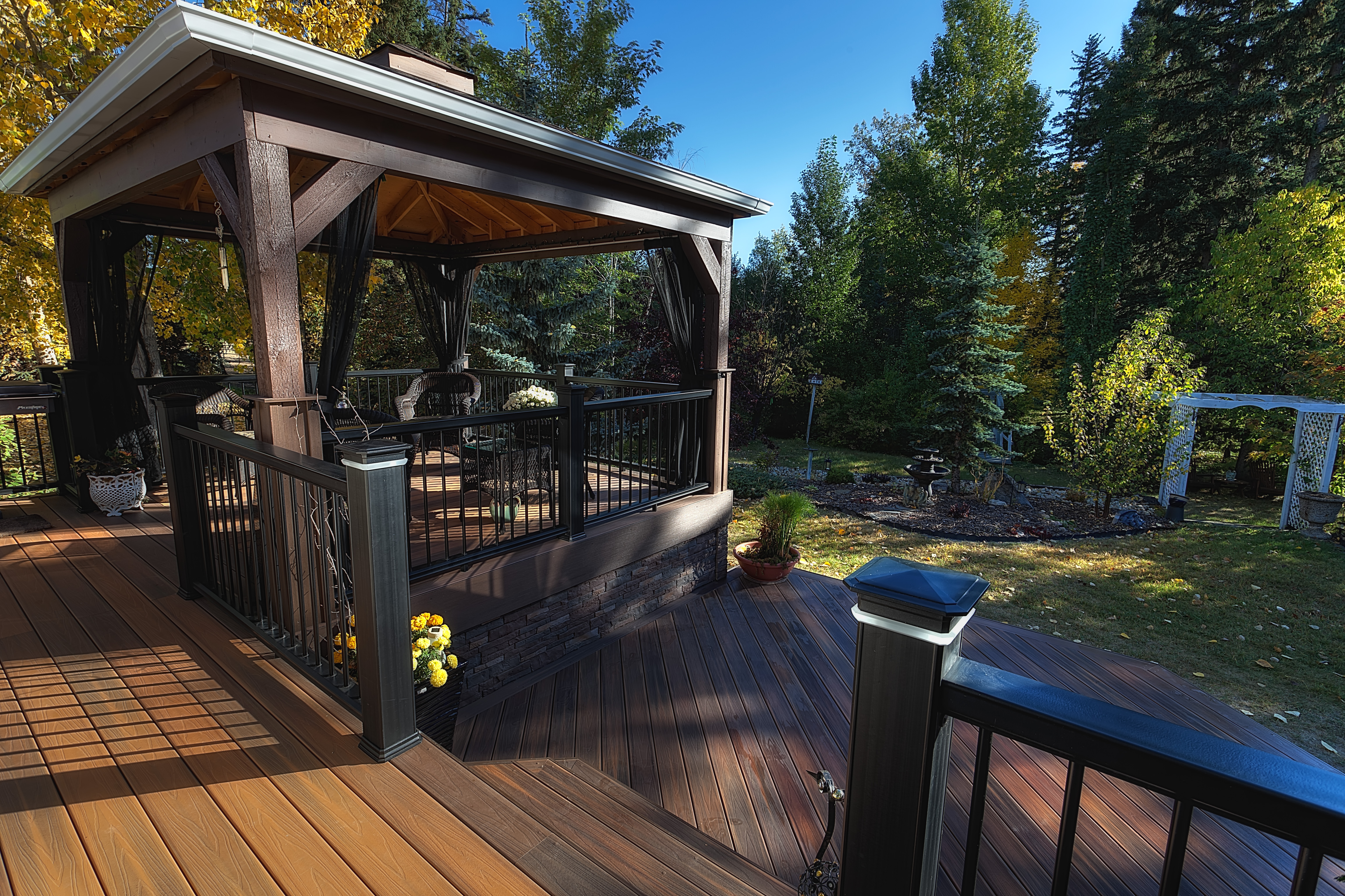 What a Custom Deck Builder Wants You to Know about Composite Decking 4